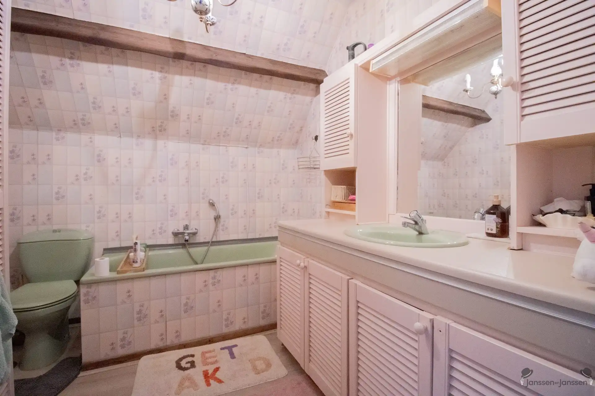 Ruime op te frissen villa met 2 keukens, 2 badkamers en min. 5 slaapkamers op 1.157 m² foto 13