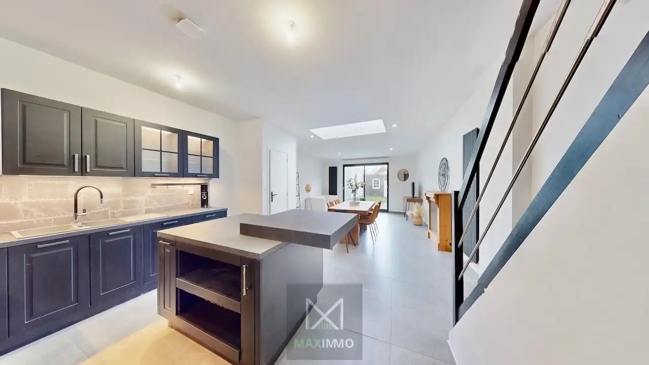 Totaal gerenoveerde woning met garage in het centrum van Lauwe foto 3