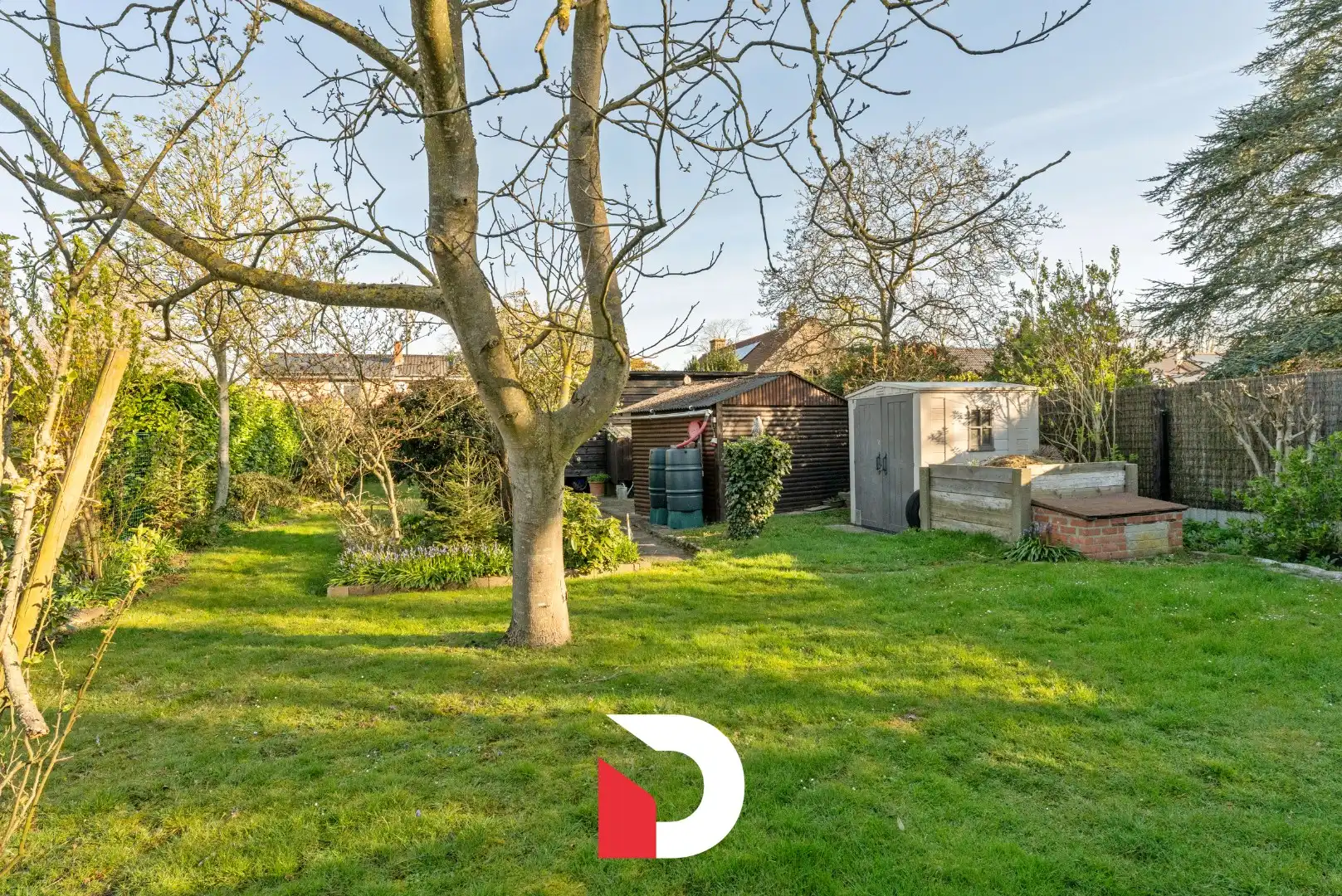 Veelzijdige halfopen woning + atelier op een ruim perceel in een residentiële buurt.  foto 3