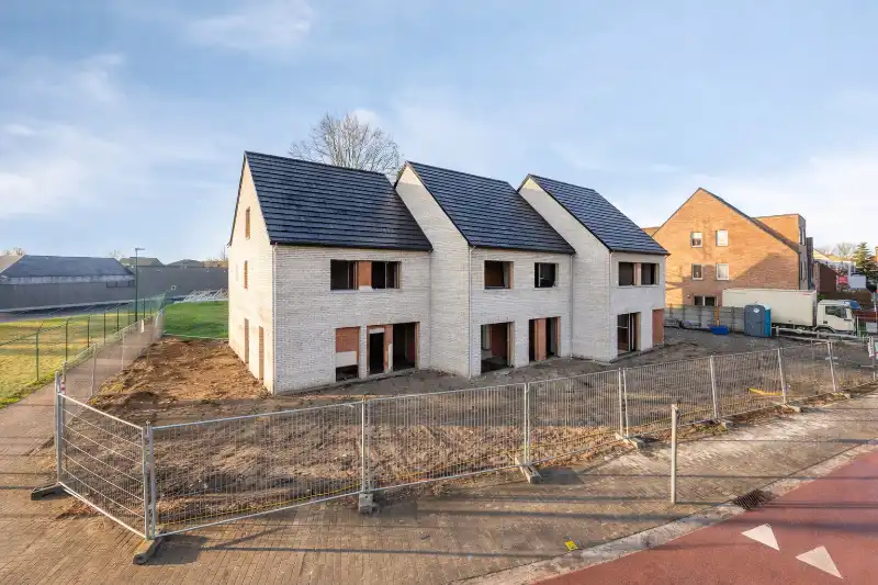 Ruime nieuwbouwwoning casco te koop op 222 m² in centrum Lievegem foto {{pictureIndex}}