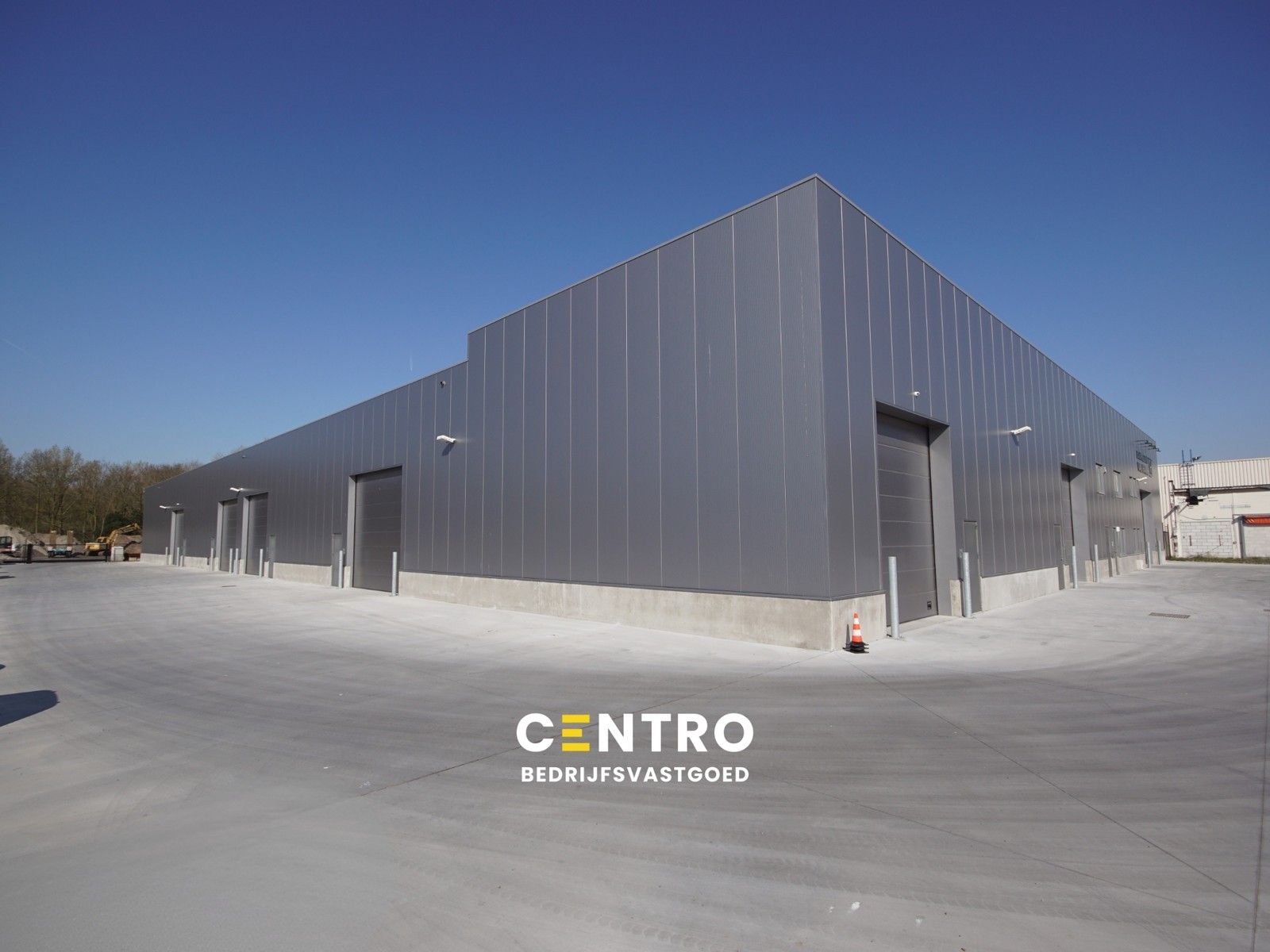 Instapklare OPSLAGRUIMTE (265m²) met toilet en hoge sectionaalpoort (gemakkelijk toegankelijk met grote vrachtwagens). Op industriezone "Herdersbrug" te Brugge. foto {{pictureIndex}}