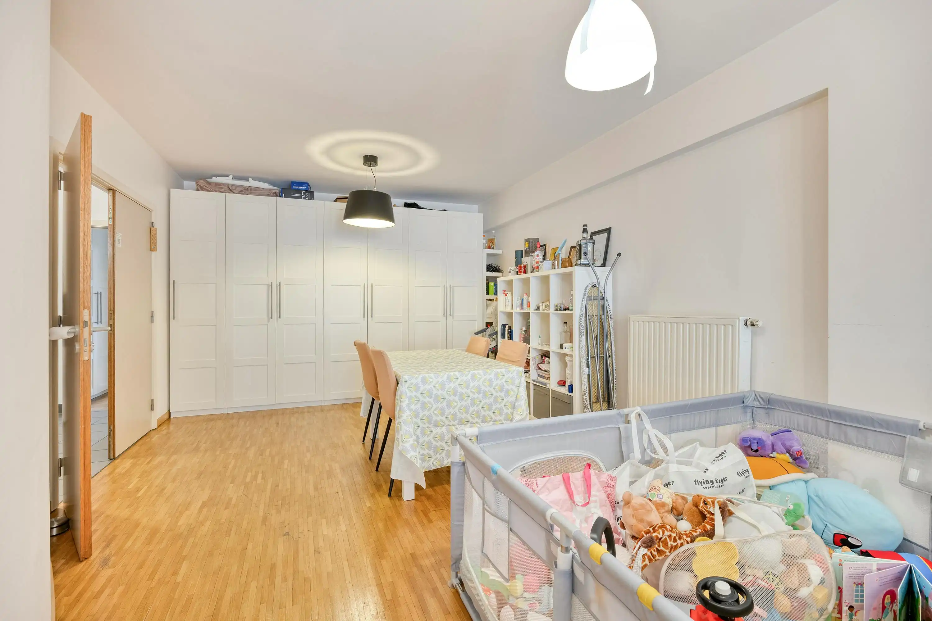 Appartement met twee slaapkamers en balkon gelegen in Elsene. foto 6