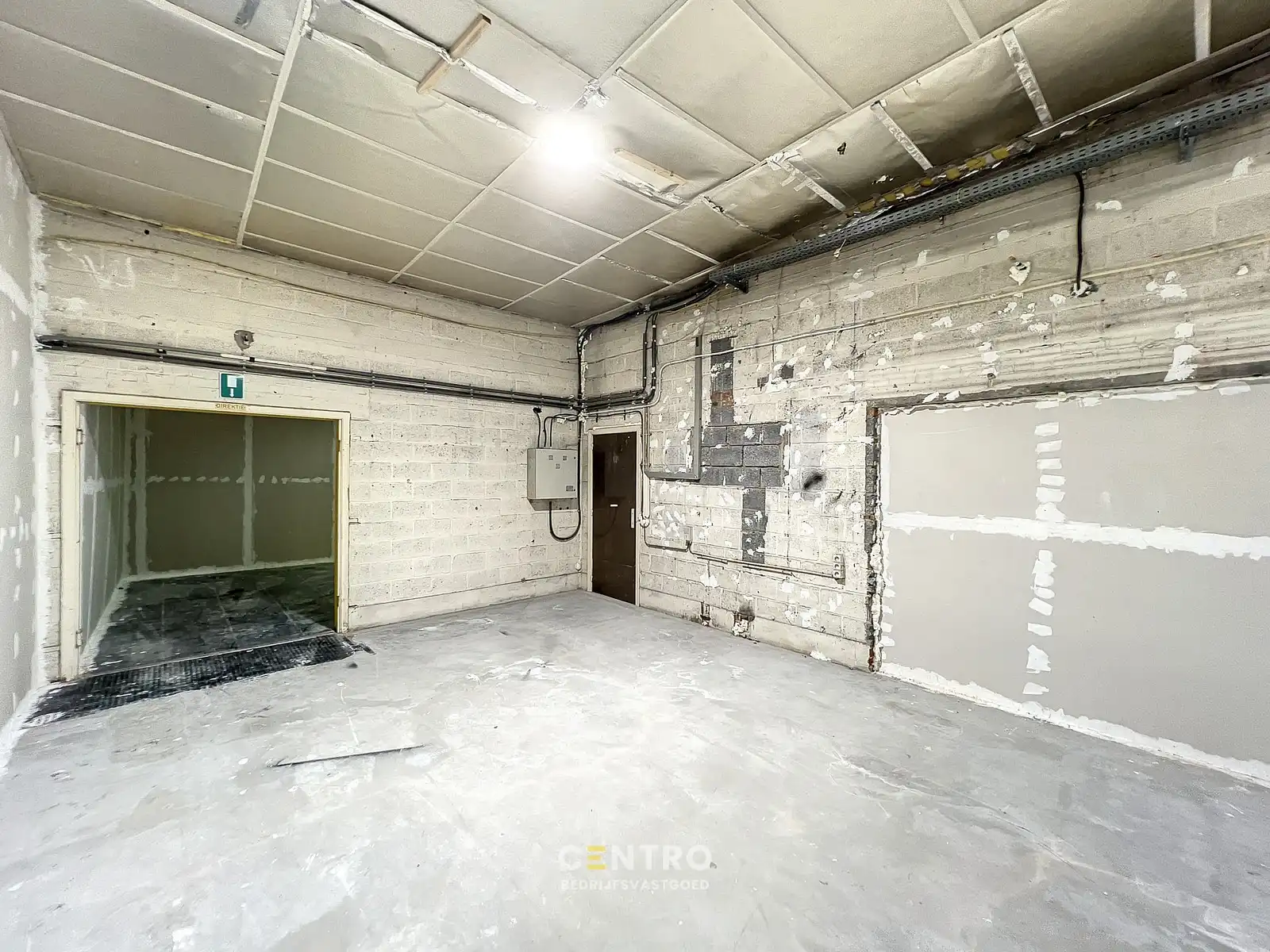 Goed gelegen OPSLAGPLAATS met BUREEL op bedrijfssite te Rumbeke. foto 7