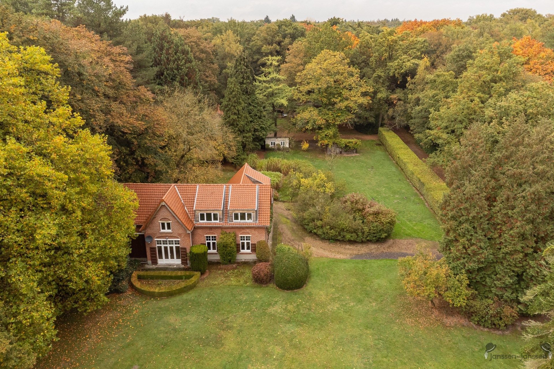 domein van ca.22 ha met 2 woningen foto 14