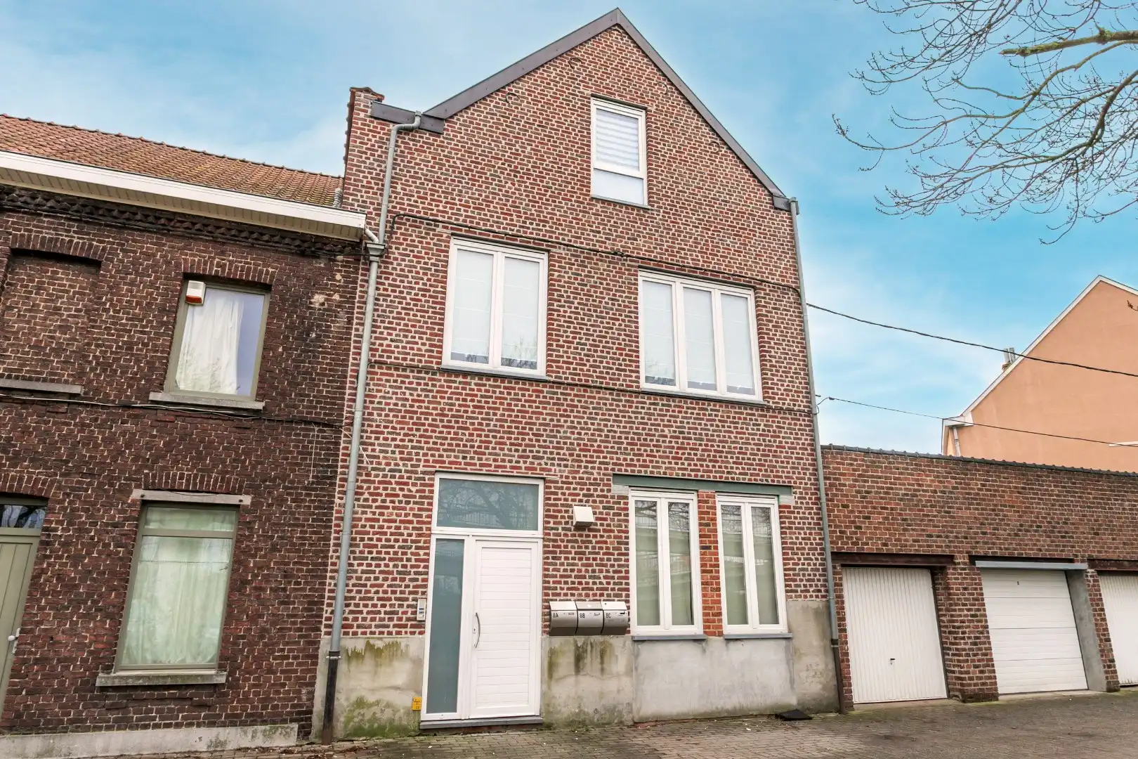 Opbrengsteigendom te koop met 3 app (+-100m²) én garagebox foto 2