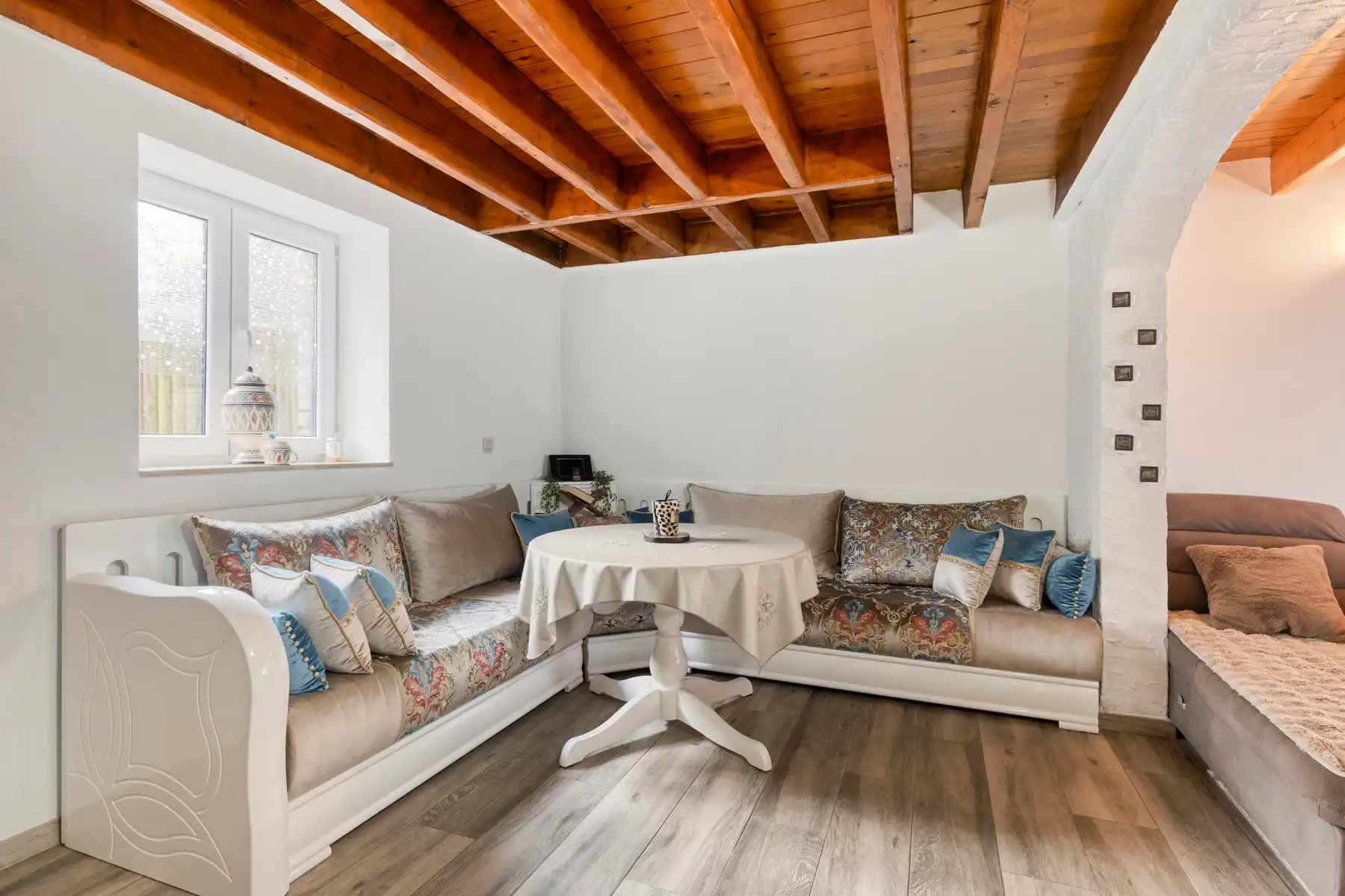 HOB met 4 slaapkamers, oprit en klein tuintje foto 2