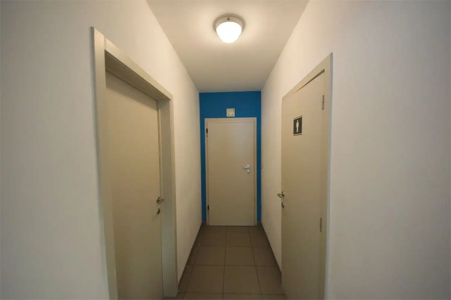 INSTAPKLAAR KANTOOR MET 6 PRIVE PARKEERPLAATSEN NABIJ E40 KAREELSTRAAT foto 23