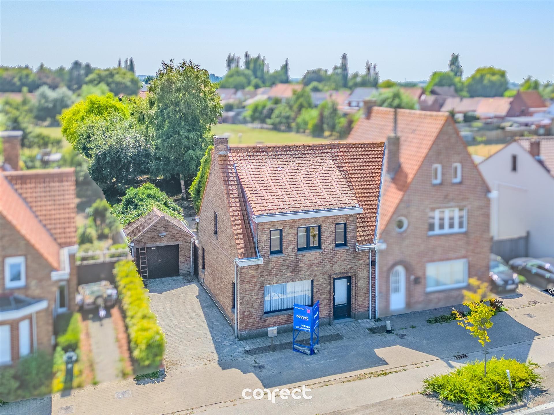 Hoofdfoto van de publicatie: Halfopen bebouwing met veel mogelijkheden waaronder oprit, losstaande garage op een ruim perceel.