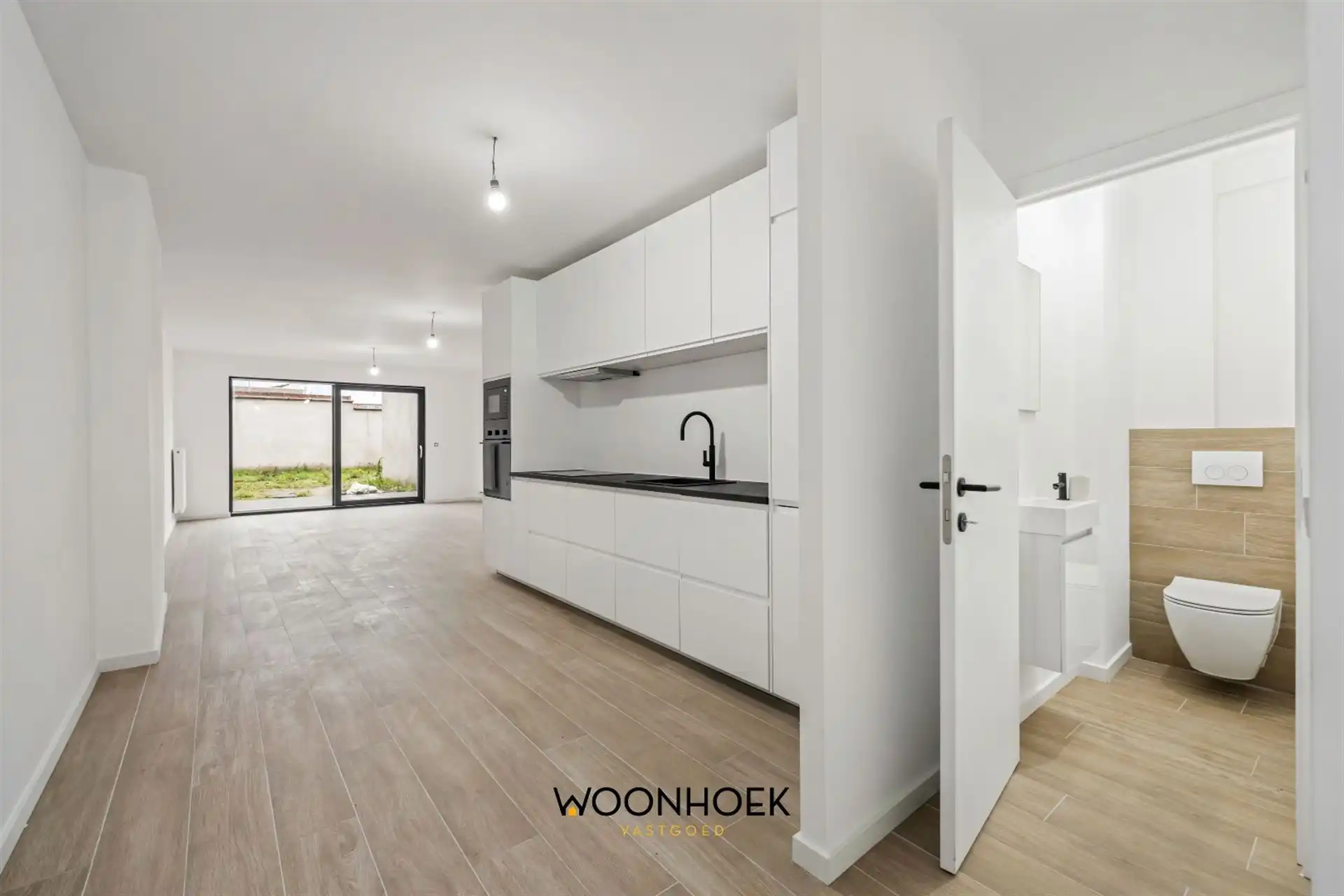 Gerenoveerde, 6-slpk woning, zonnige tuin en 2 bdkms te Sint-Niklaas! foto {{pictureIndex}}