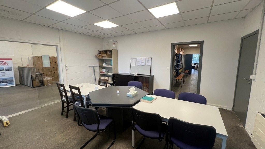 Magazijn met rolbrug en kantoren nabij N47 in Zele foto 5