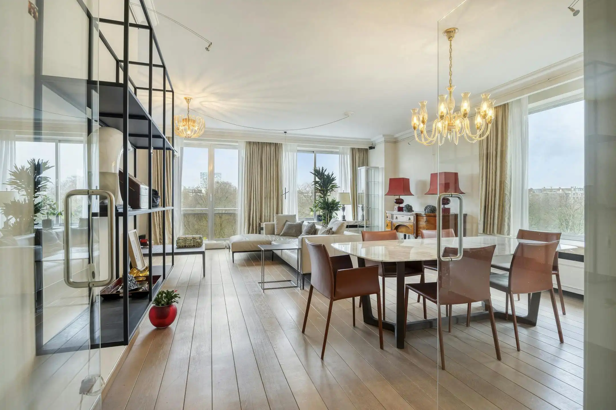 Appartement met twee slaapkamers en parkzicht te koop in Antwerpen centrum foto {{pictureIndex}}