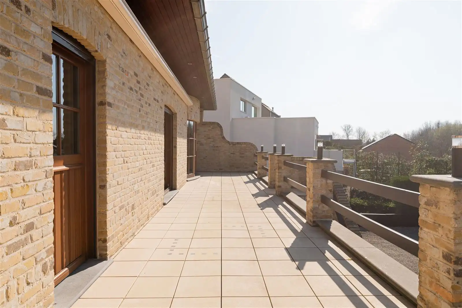 Ruime lichtrijke villa met tuin op 15are50 foto 14