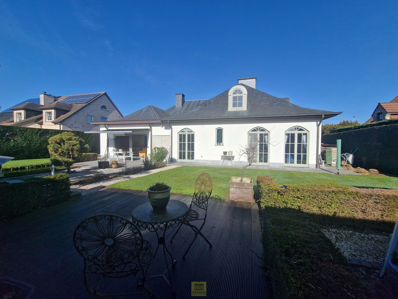 Charmante ruime villa in rustige, doodlopende straat foto {{pictureIndex}}