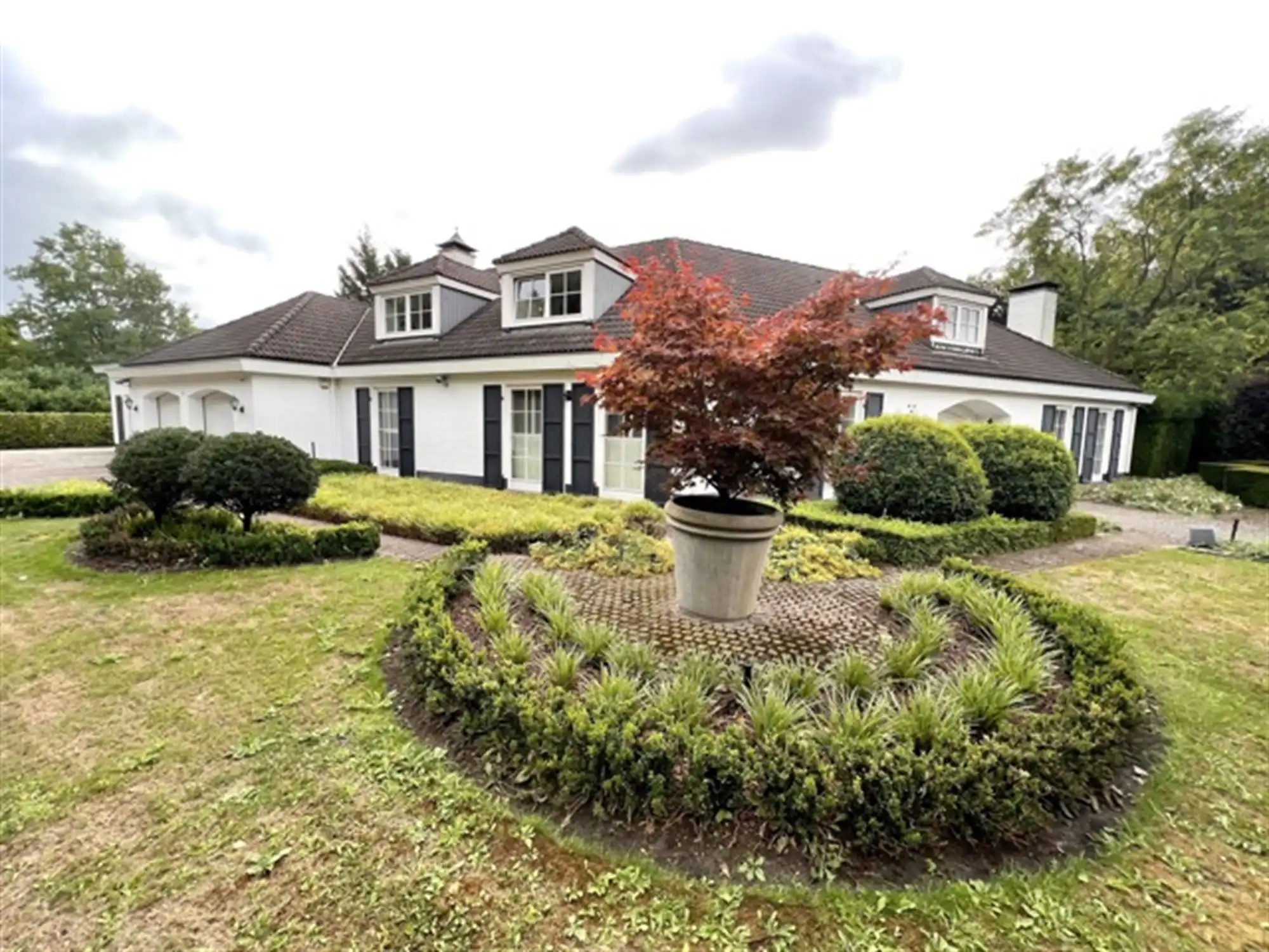 Villa met binnen en buitenzwembad foto 39