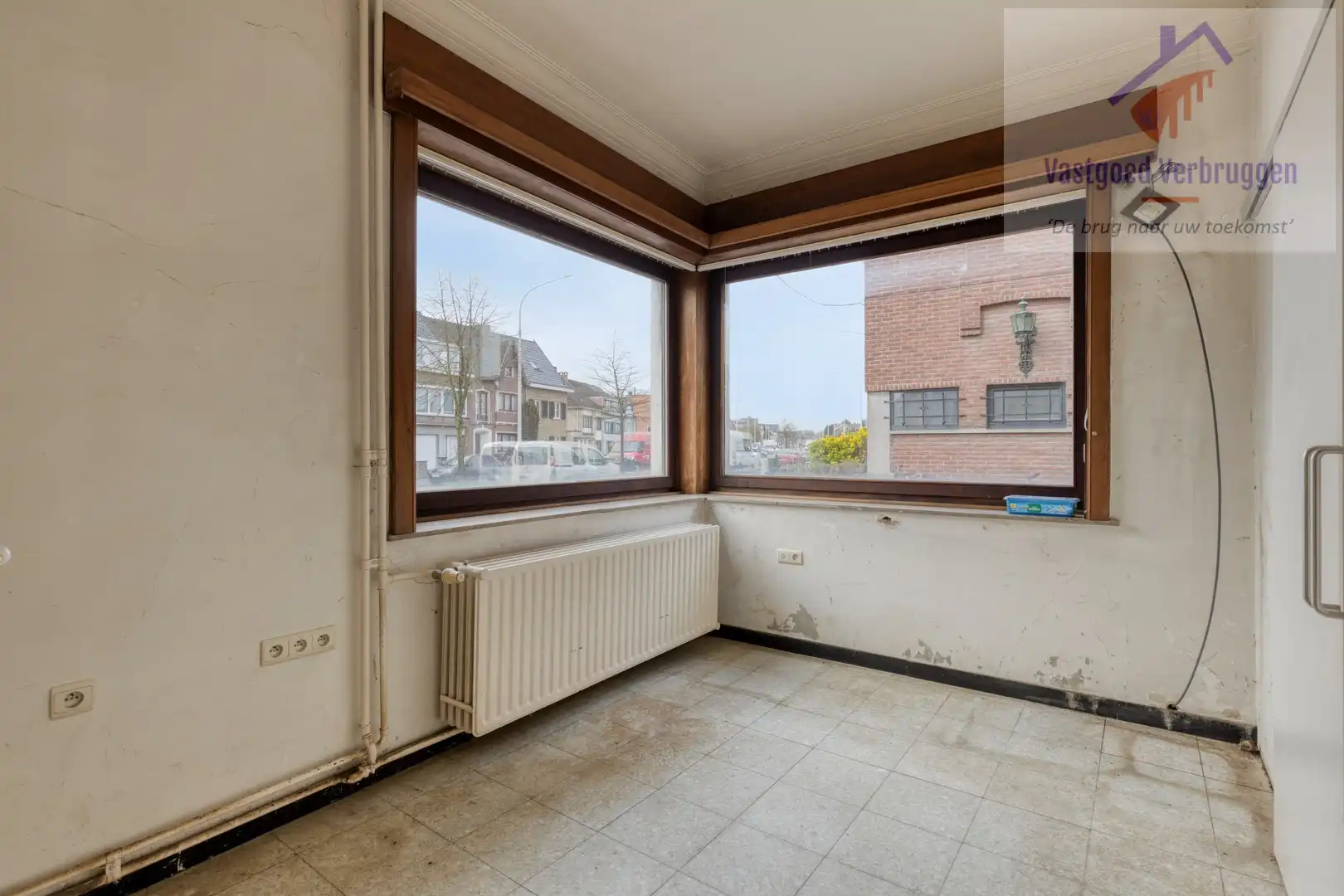 Te renoveren halfopen bebouwing met garage foto 3