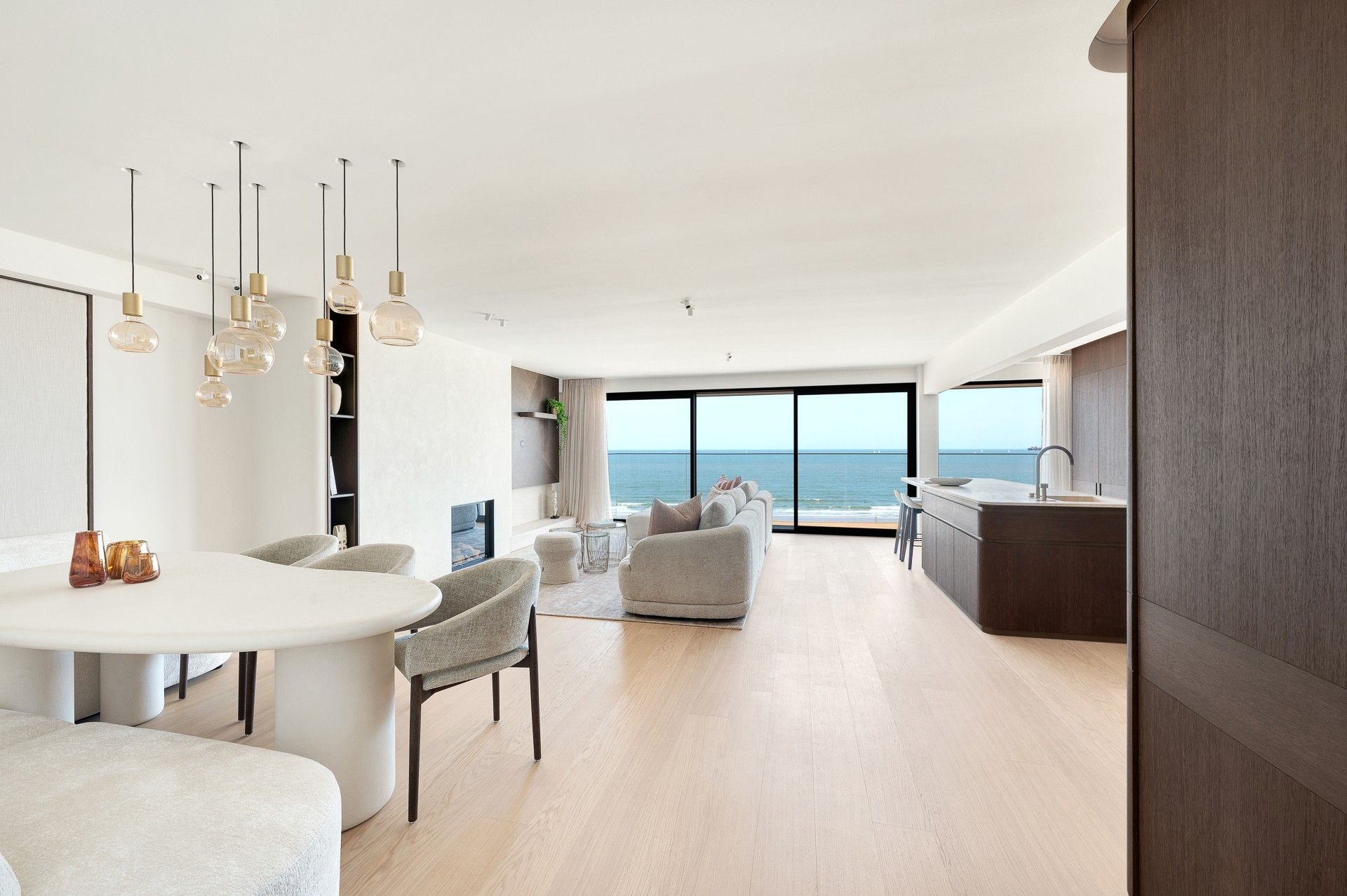Exclusief en luxueus gerenoveerd appartement met frontaal zeezicht op topligging in Het Zoute foto 5