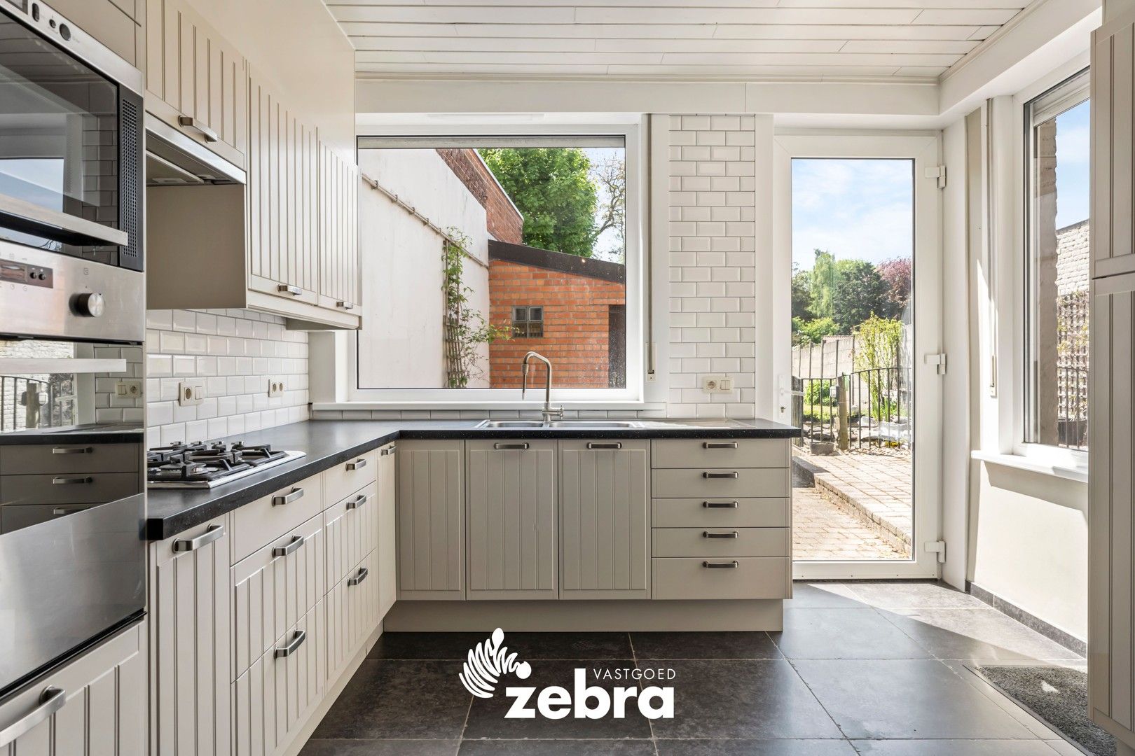 Karaktervolle woning met drie slaapkamers en zuidwestgerichte tuin te Tielt! foto 5