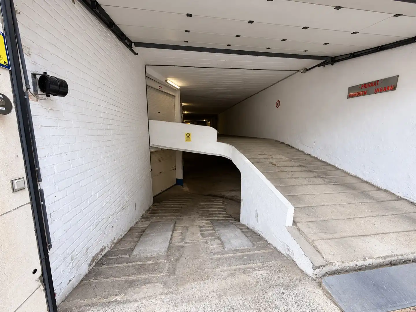 Ruime garagebox op toplocatie nabij de zeedijk in Oostende-Mariakerke! foto 6
