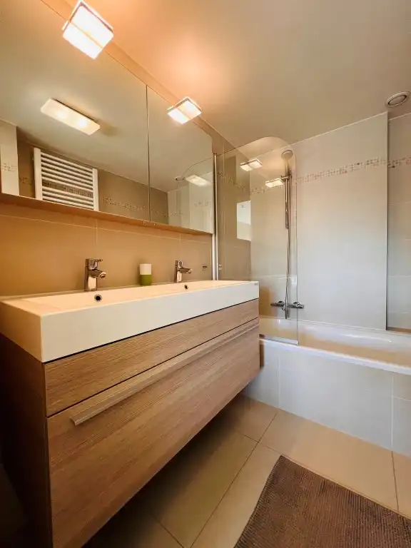 Luxueus appartement met breed terras en zijdelings zeezicht foto 16