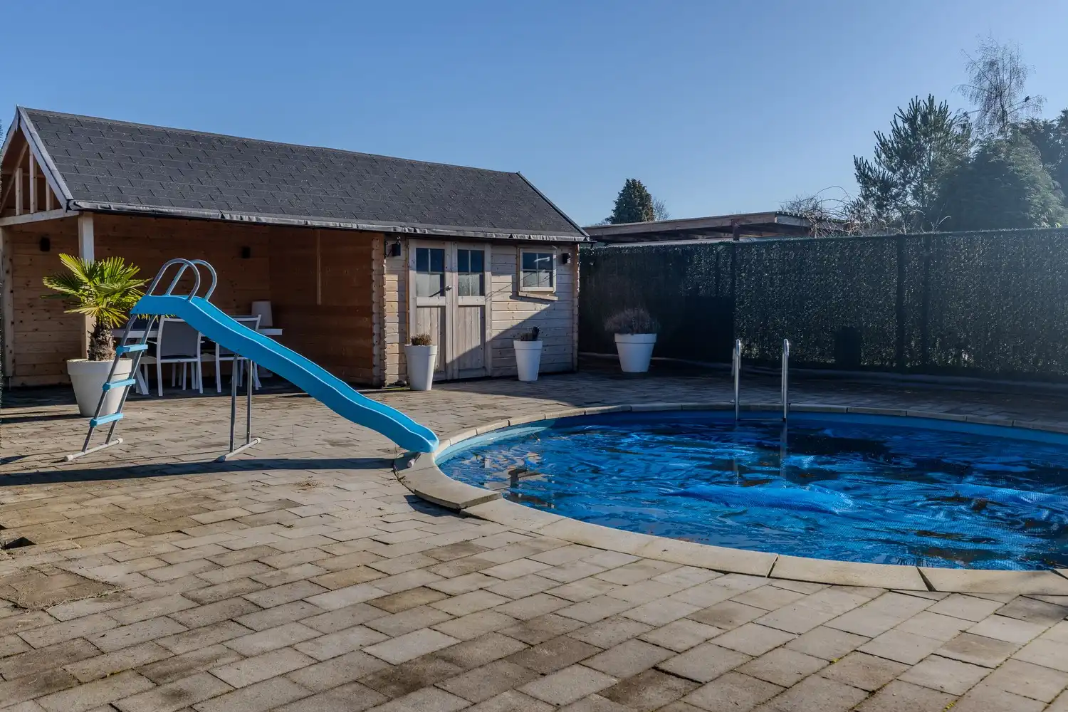 Stijlvolle, instapklare woning met vier slaapkamers, twee badkamers en verwarmd zwembad te koop in Lanaken foto 41