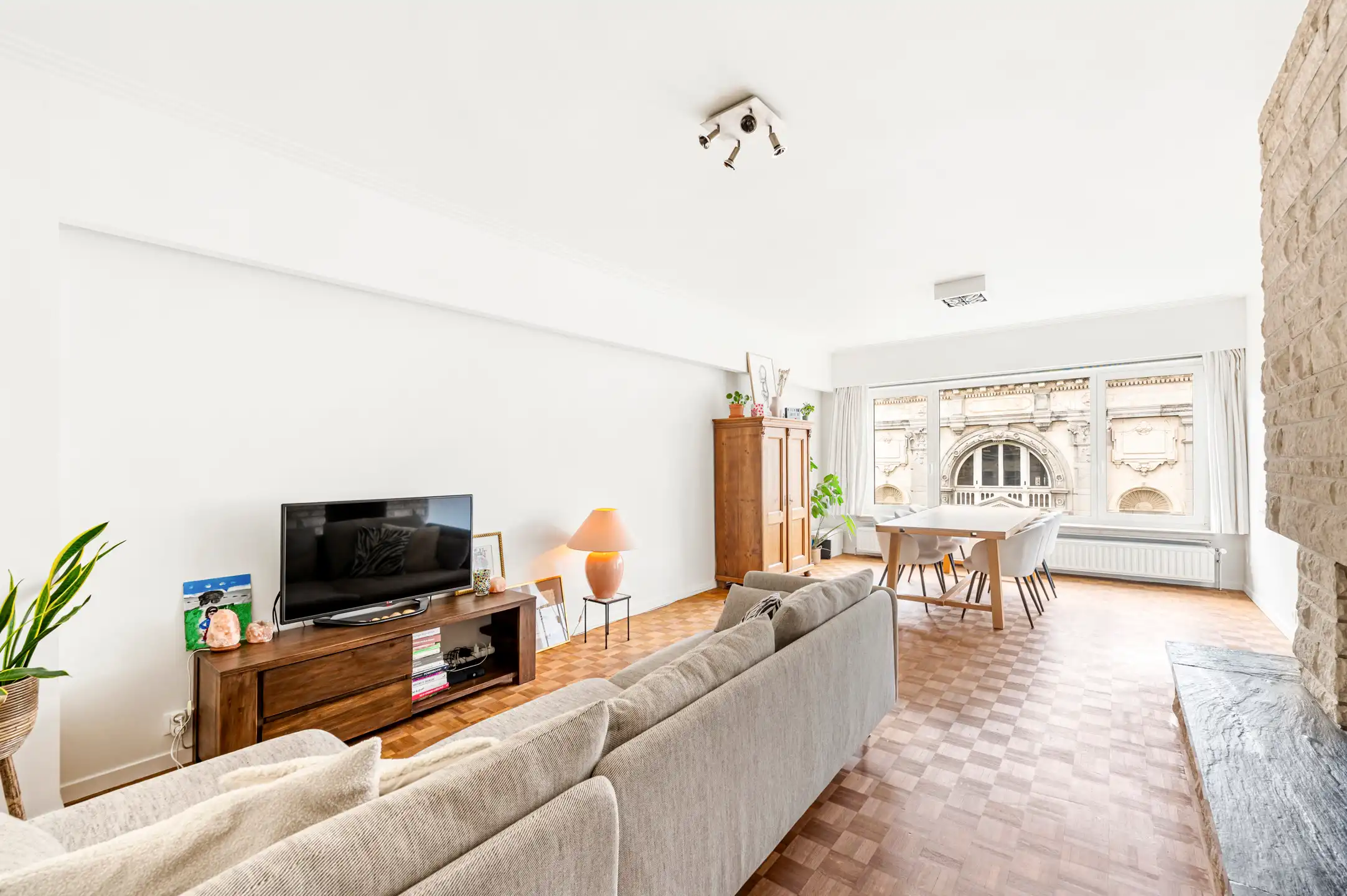 Charmant en lichtrijk appartement met terras in topbuurt foto 2