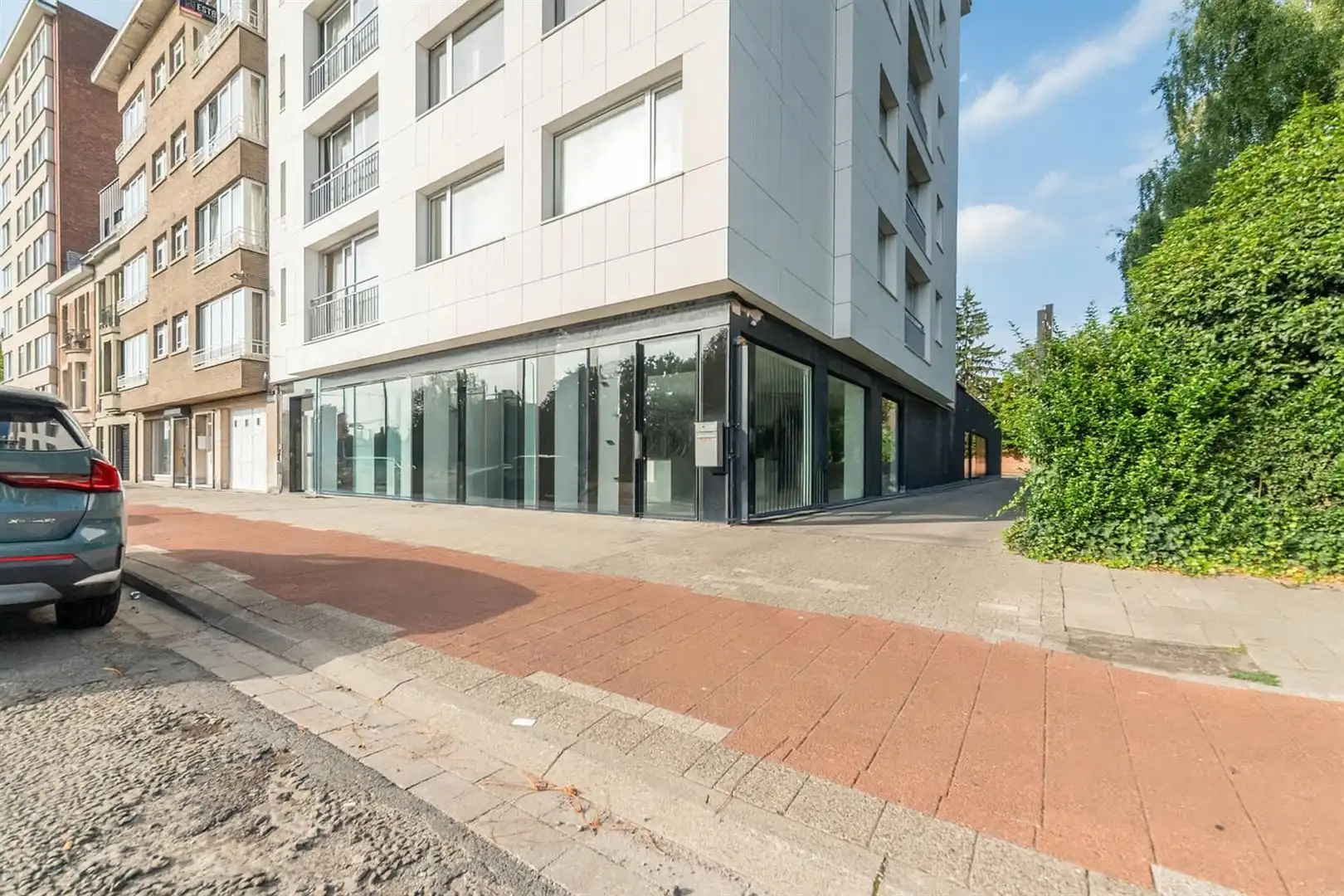 Gelijkvloers kantoor met parking te koop foto {{pictureIndex}}