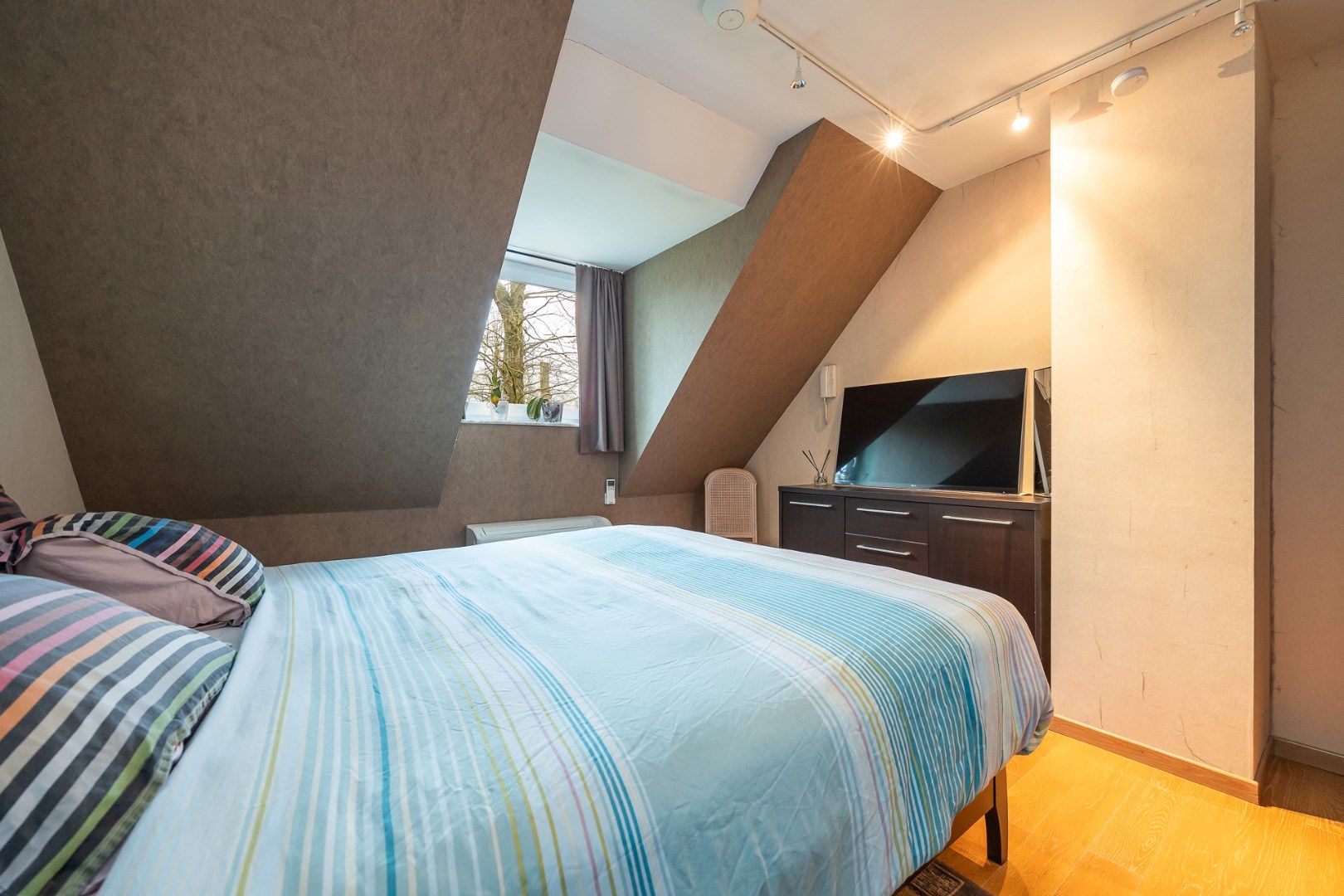 Ruime energiezuinige villa in De List te Schoten met 5 slaapkamers, 2 badkamers, tuin, terras en dubbele garage ! foto 18