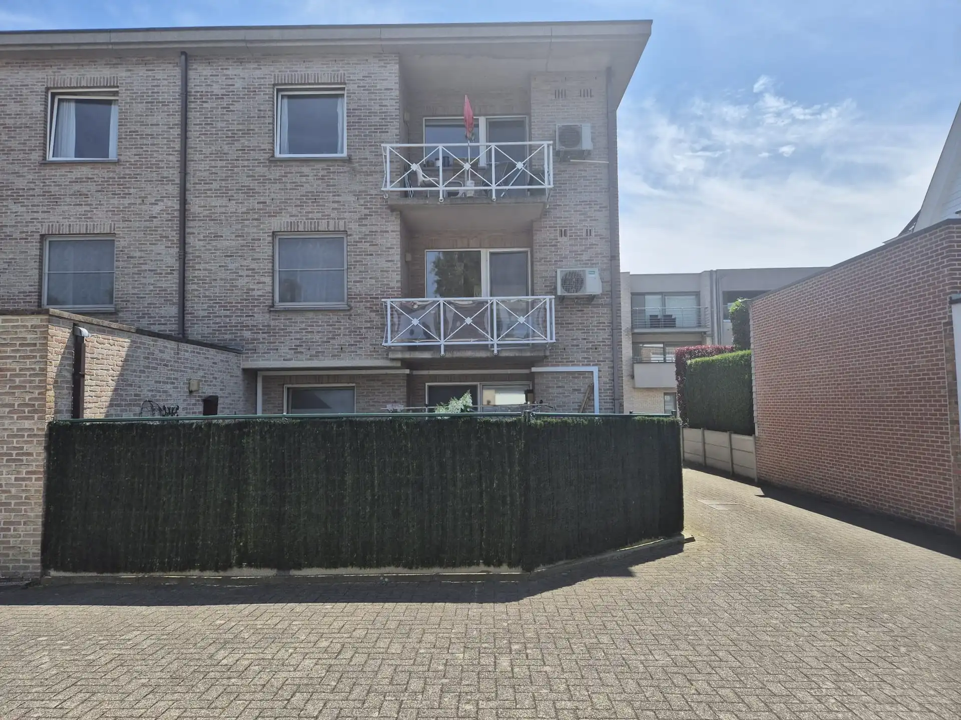 Ruim appartement met 2 slaapkamers, groot terras en garage foto 3