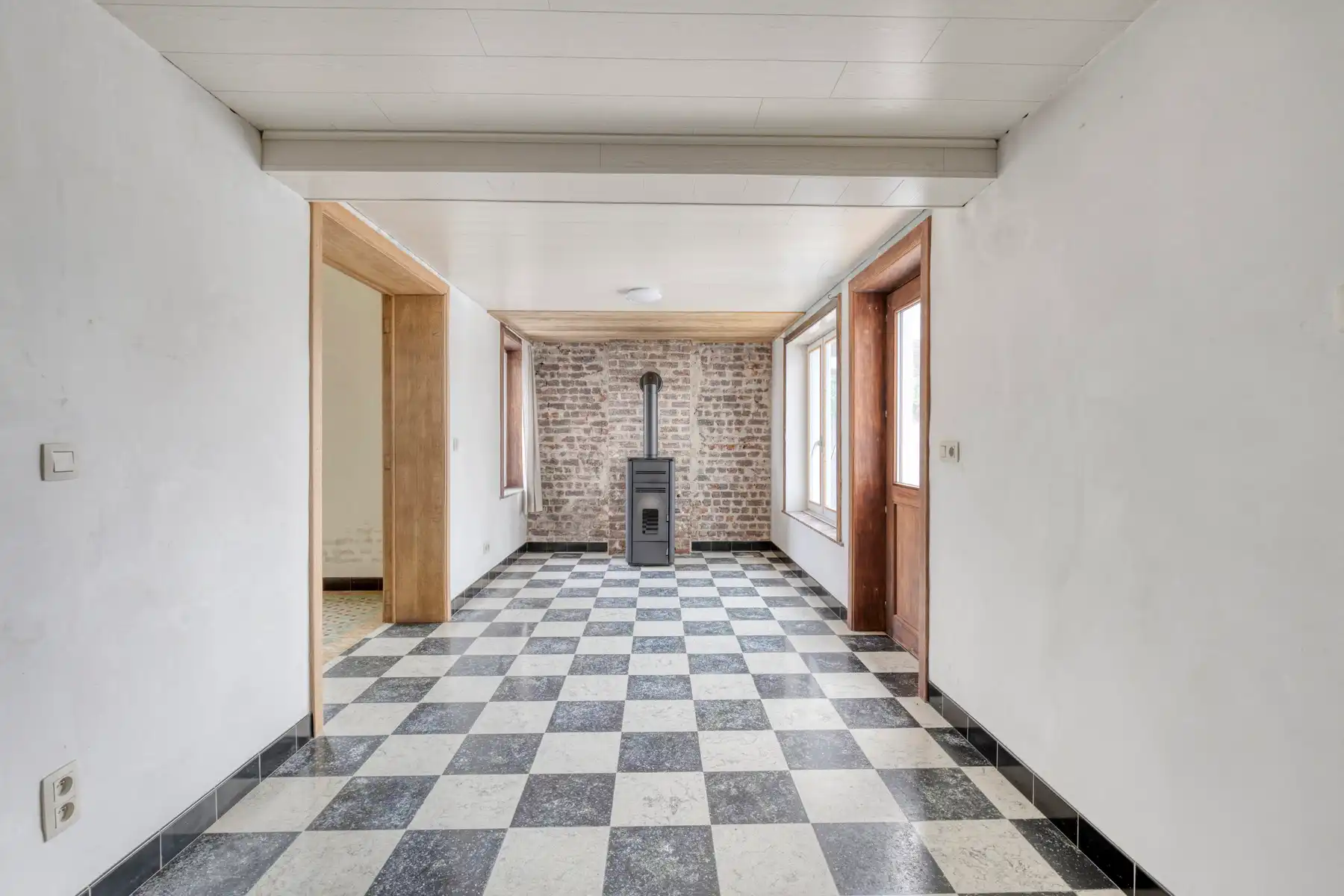 Deels te renoveren lichtrijke driegevelwoning  foto 10