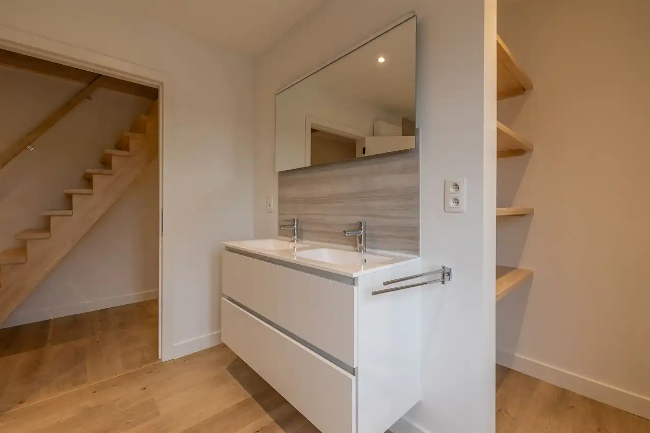 Vernieuwde rijwoning met drie slaapkamers en mooie tuin foto 14