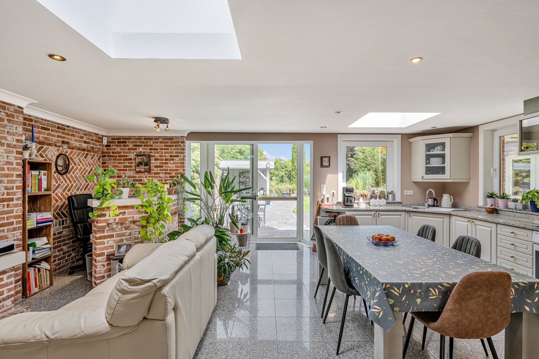 TE KOOP:Instapklare kwalitatieve woning met prachtige tuin! foto 7