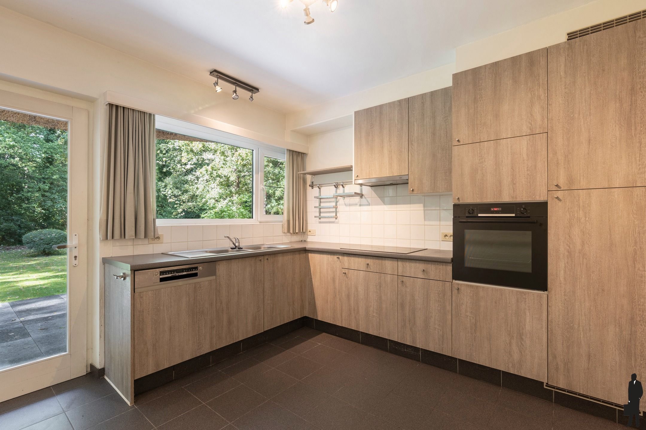 Rietgedekte villa op ca. 3.350 m² met optimale privacy foto 10