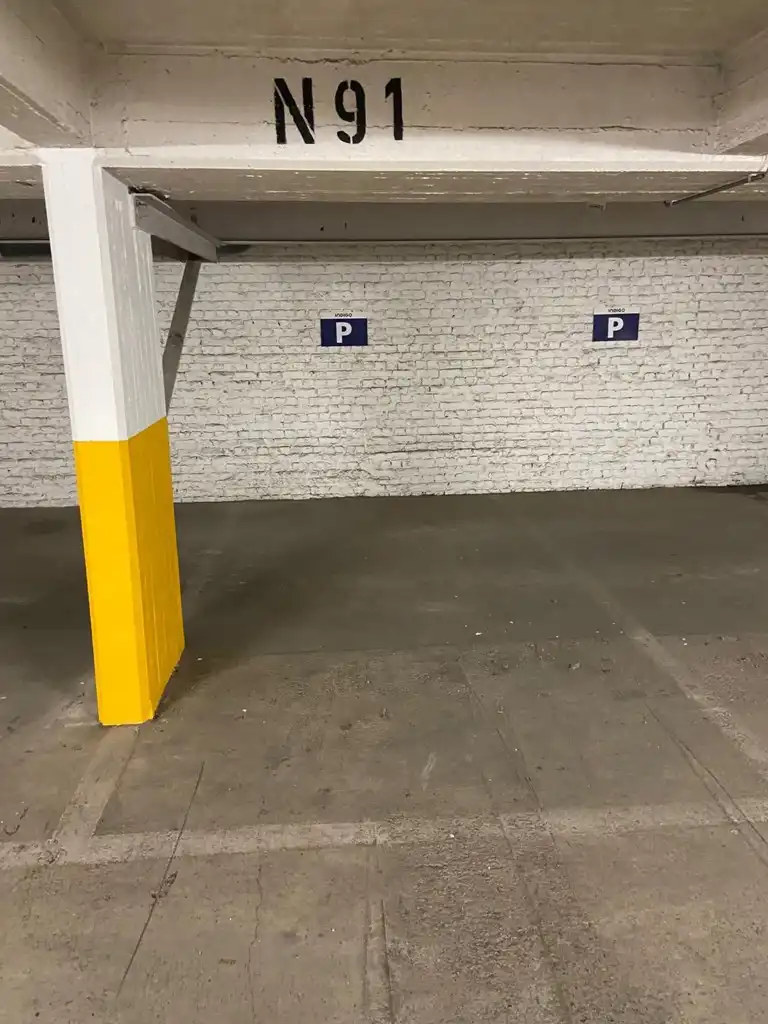 Overdekte staanplaats op de Livornostraat in Sint Gillis foto {{pictureIndex}}