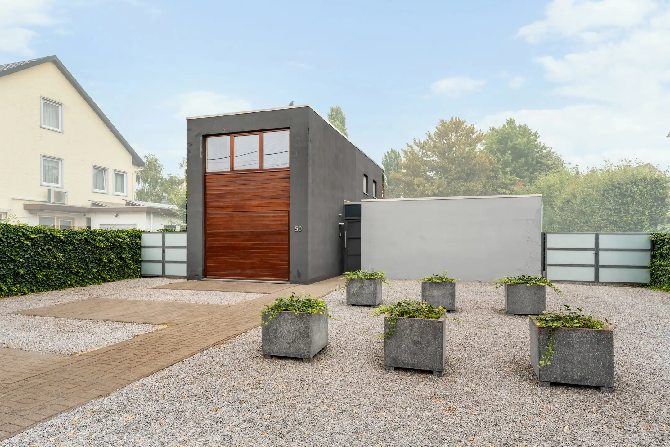 Architecturale villa met zwembad en parktuin foto 38