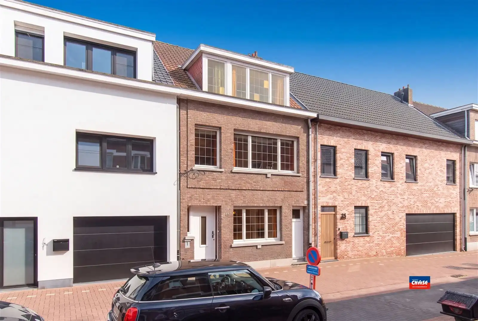 Charmante (op te frissen) rijwoning met 3 à 4 slaapkamers en prachtige tuin foto 2