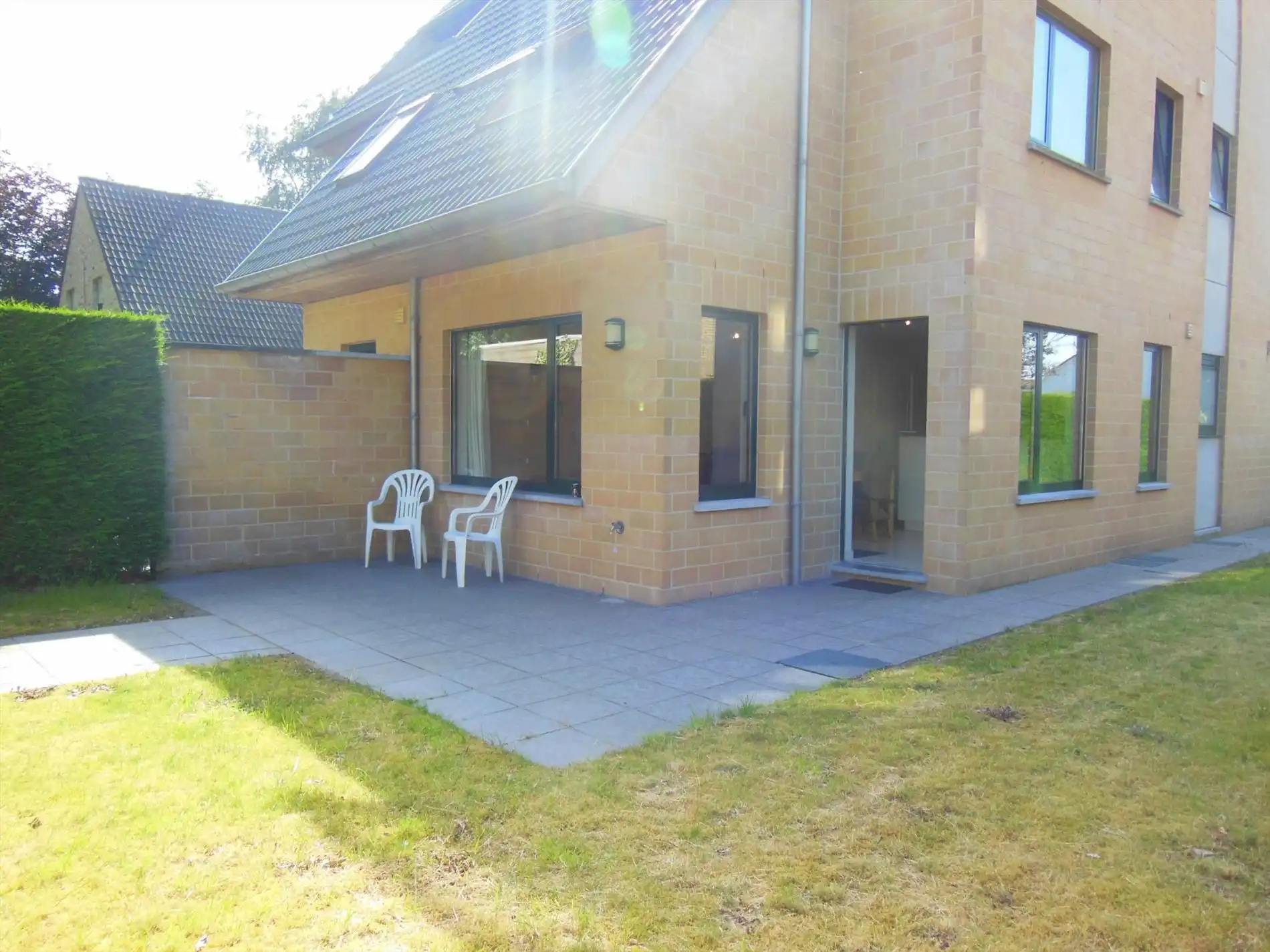 Gezellig gelijkvloersappartement met zonnige tuin en garage foto 2