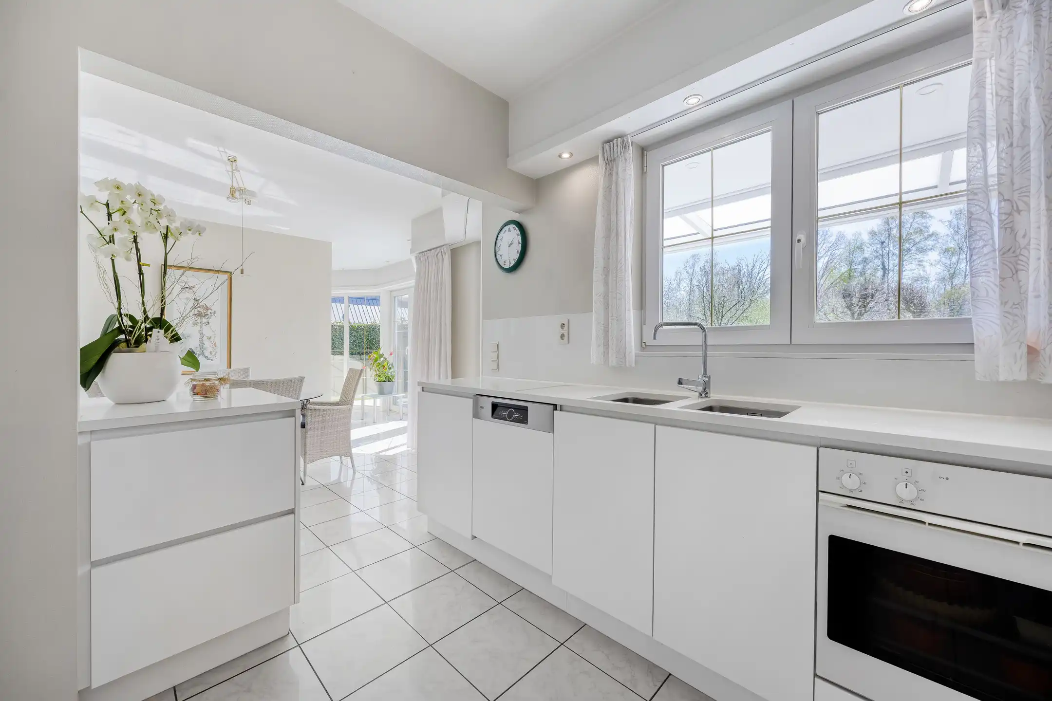 Ruime woning in oase van rust met prachtige tuin foto 11