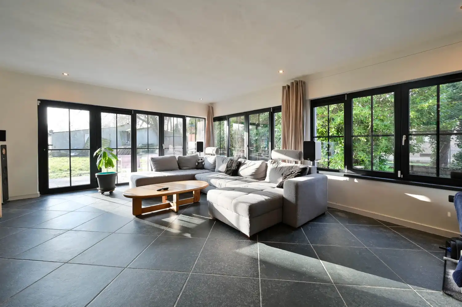 Prachtig gerenoveerde villa woning, gelegen in een rustige straat met bijgebouw 500m² foto 4