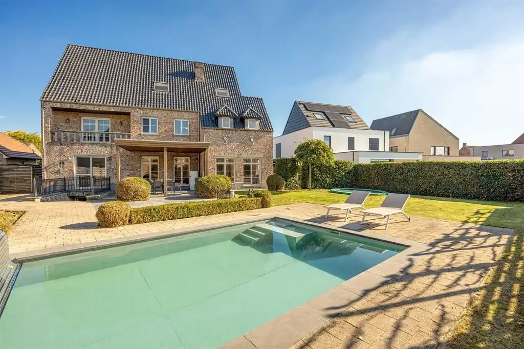 karaktervolle villa met zonnige tuin en zwembad foto {{pictureIndex}}
