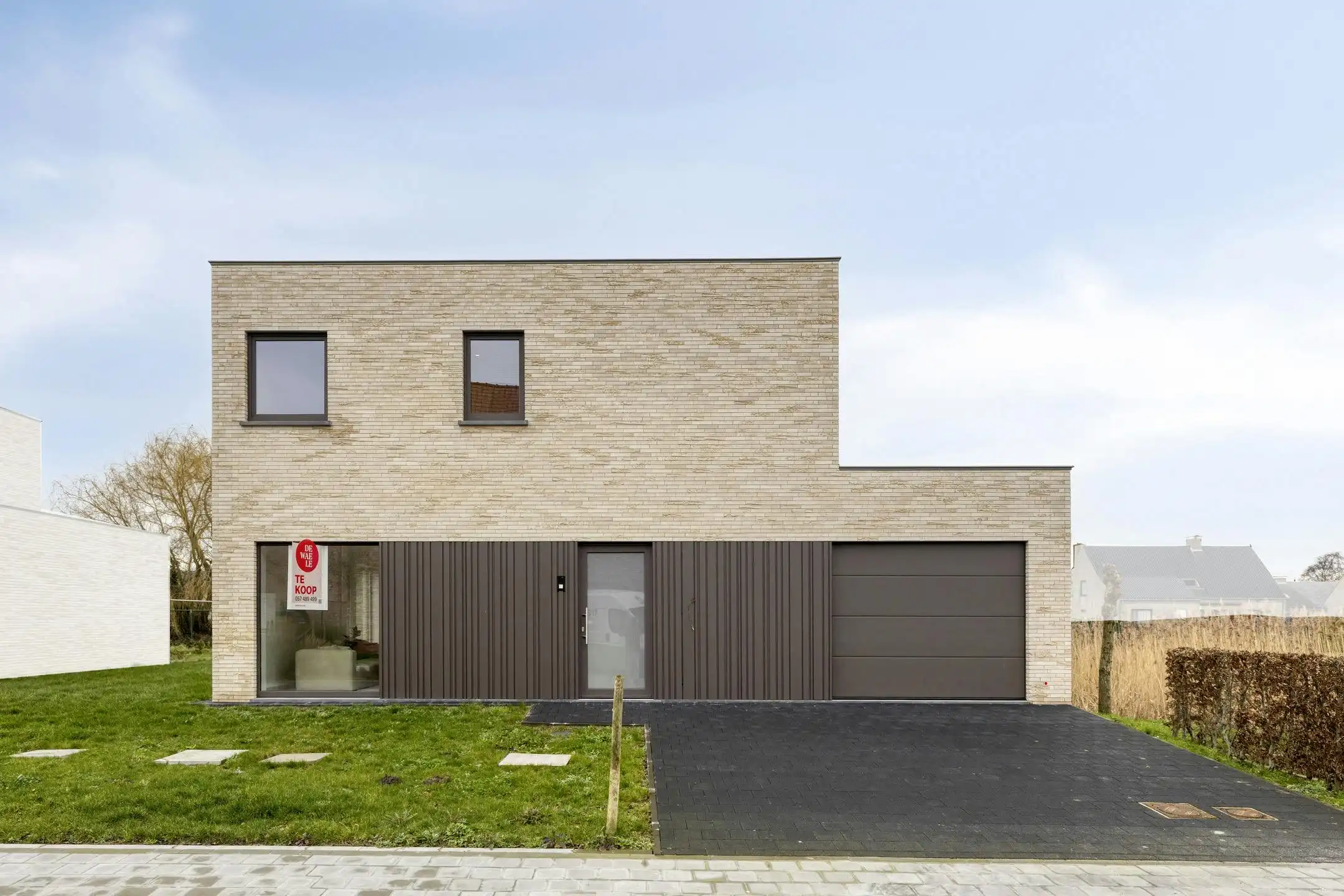 Modern wonen in Krombeke: hoogwaardig nieuwbouwhuis te koop foto {{pictureIndex}}