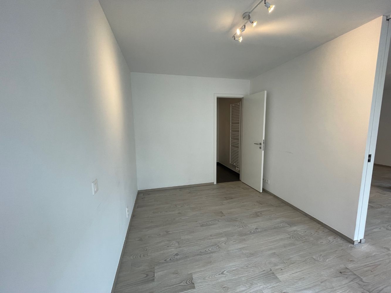 Mooi instapklaar appartement op het tweede verdiep met zicht op het pittoreske kerkplein. Midden in het commercieel centrum en op wandelafstand van de zee. foto 9