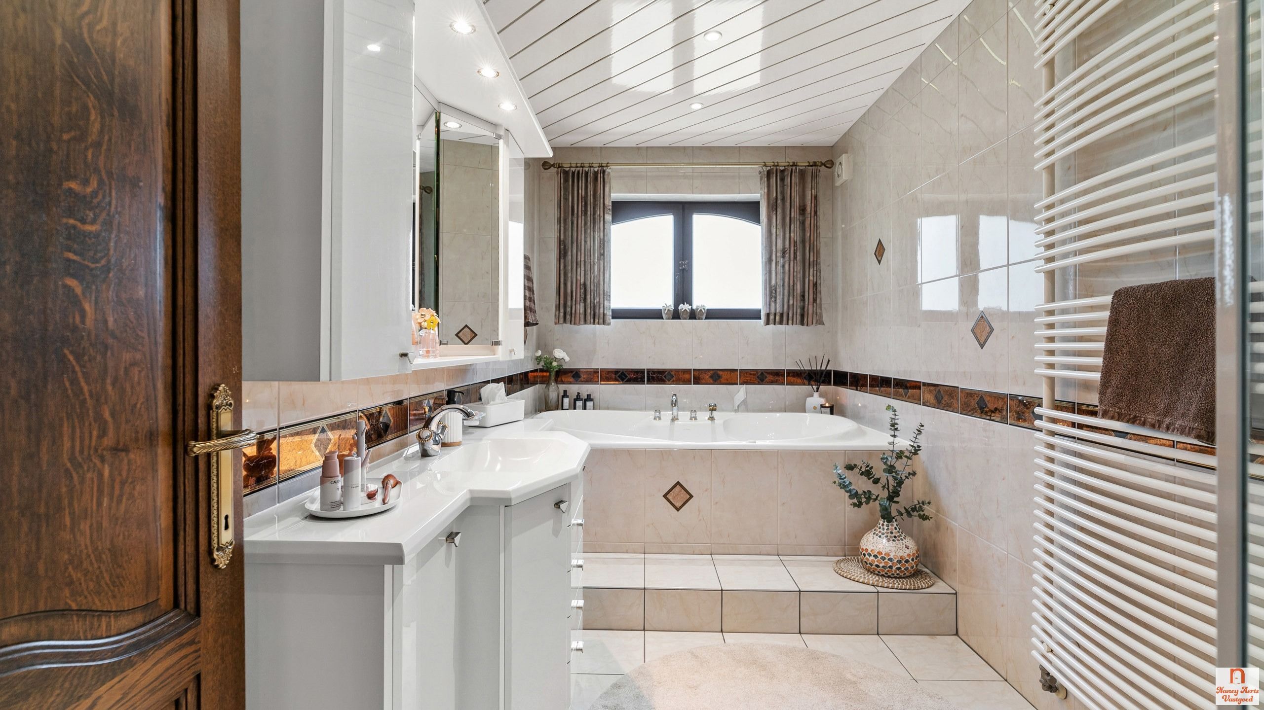 Luxueuze villa met overdekt zwembad, bos en weiland foto 16
