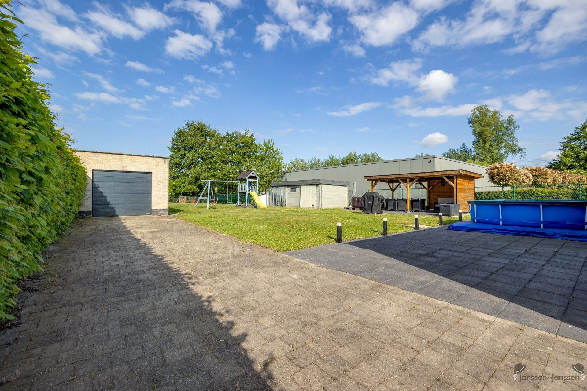 Verzorgde bungalow met grote tuin foto 15