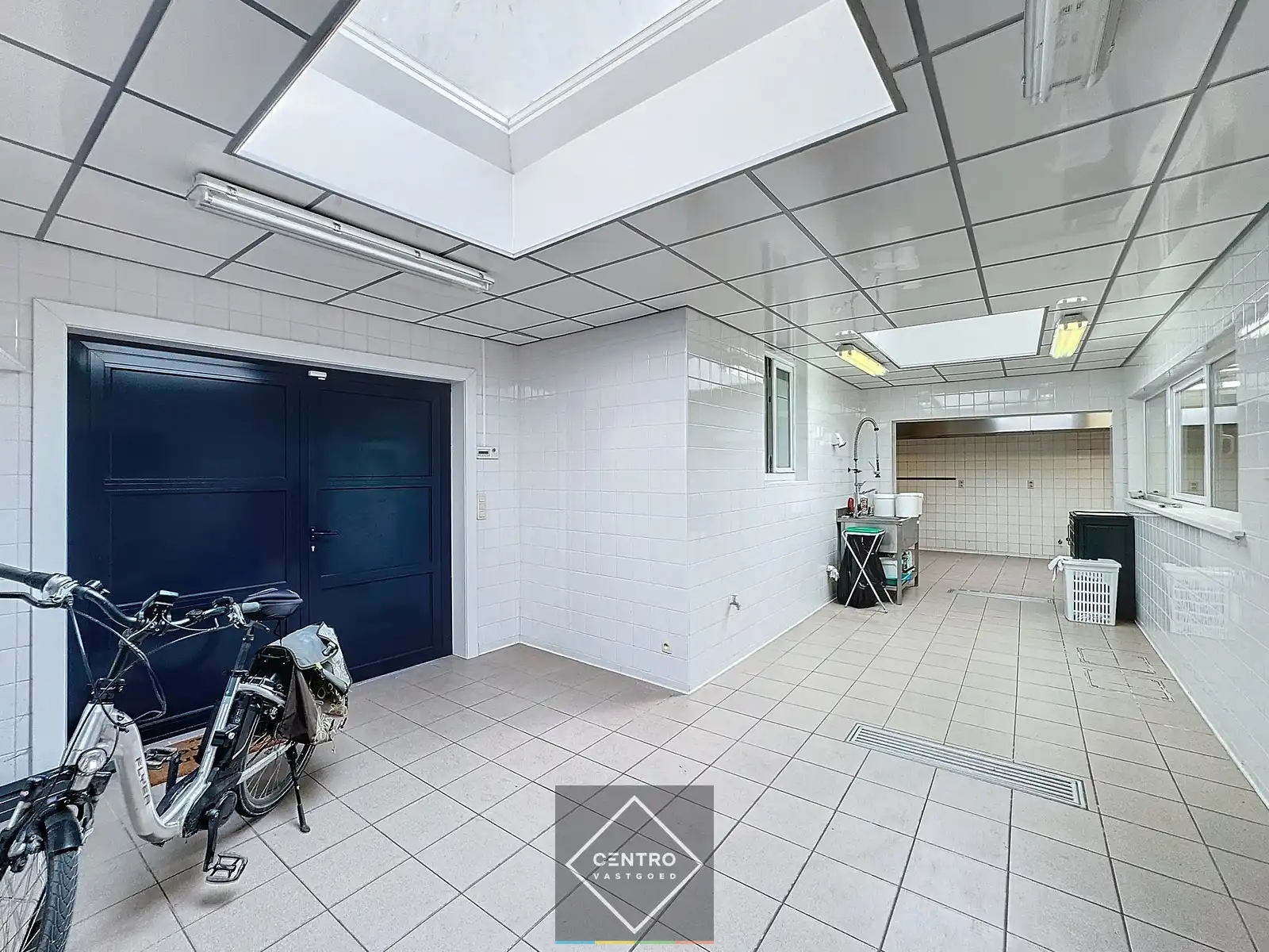 Instapklaar en polyvalent (bestemming) HANDELSHUIS met 4 slpks, ruime GARAGE en tuin. Op zichtlocatie = gratis publiciteit! foto 5