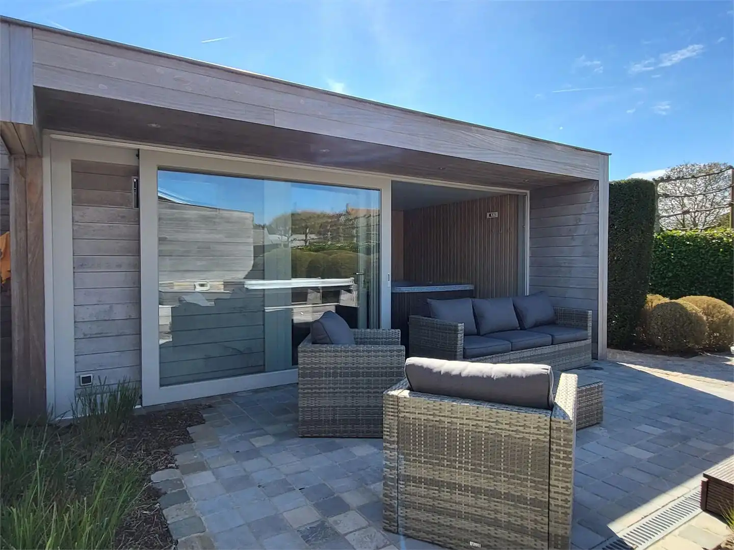 Deze ruime en uitstekend onderhouden villa-bungalow op een perceel van 1.264 m² combineert comfort, functionaliteit en een aangename woonbeleving met een zuidgericht terras en een prachtig aangelegde tuin met zwembad en badhuis. foto 6