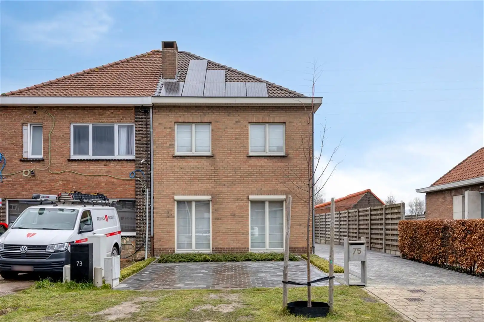 Goed onderhouden en mooi afgewerkte woning op een toplocatie te Oostakker.  foto 2