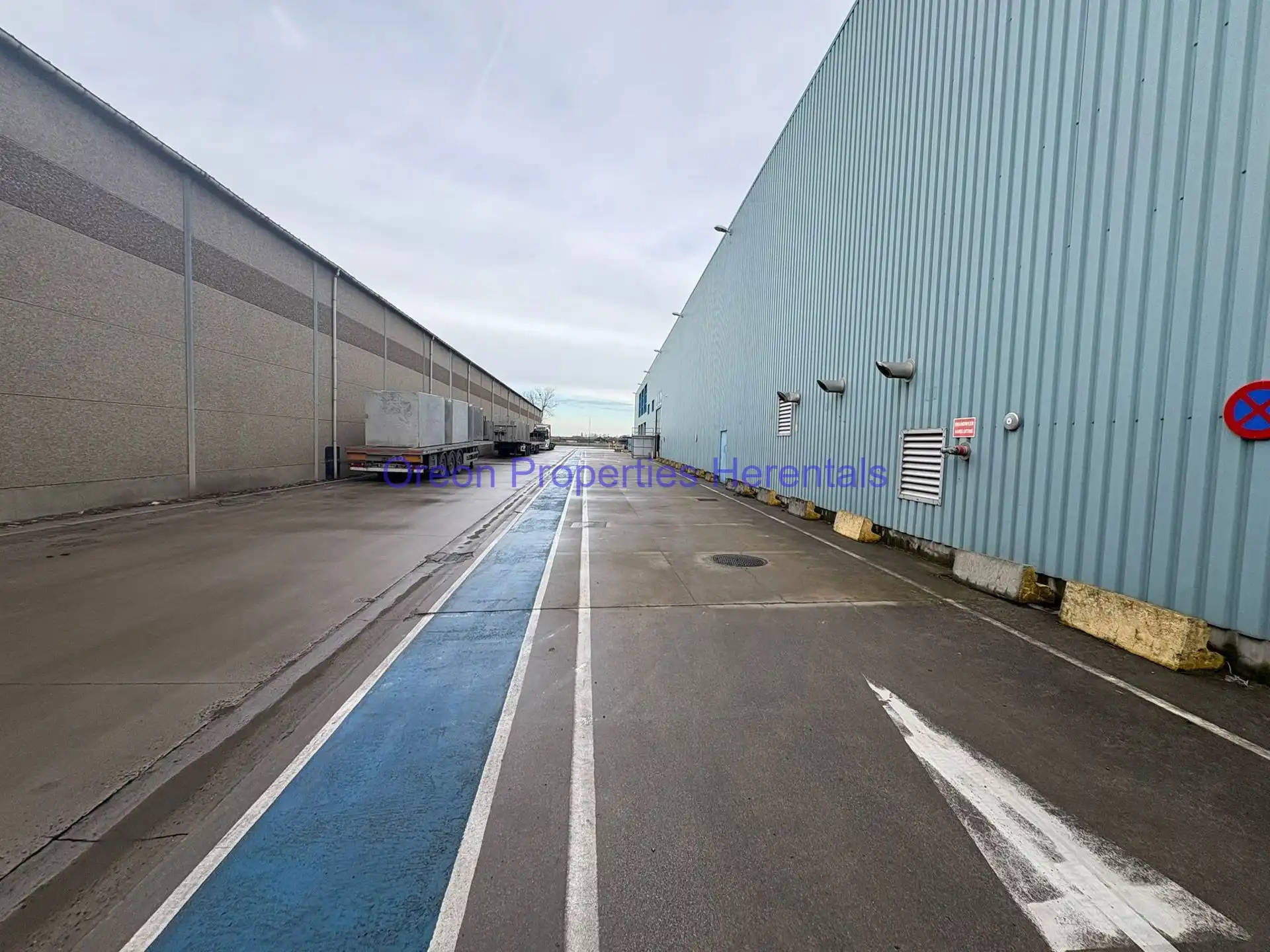 Hoge magazijnruimte van 5.400m² met hoogtes van  ca. 9m en ca. 14m foto 7