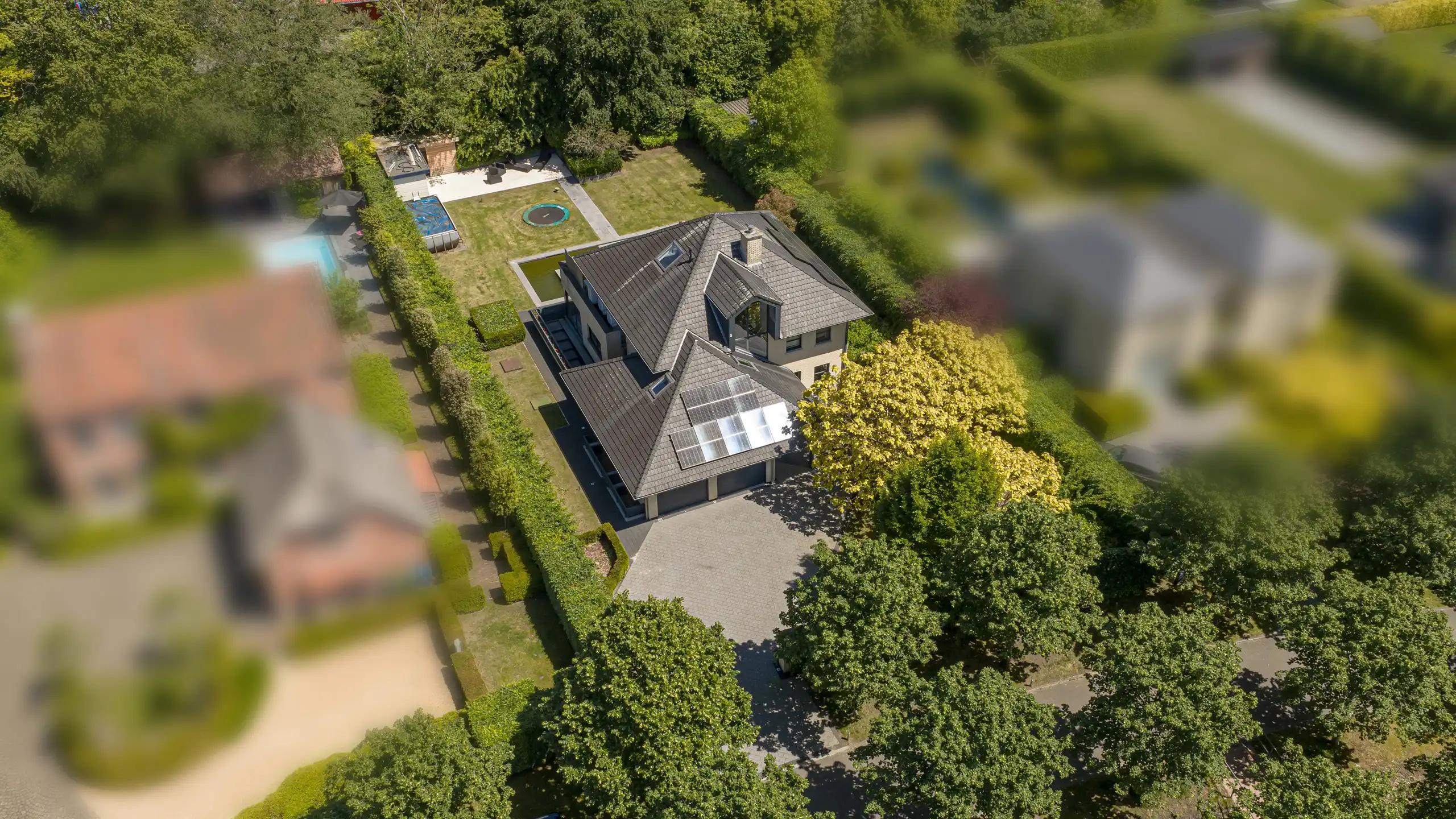 Eigentijdse villa op ca. 1.246 m² te Brasschaat! foto {{pictureIndex}}