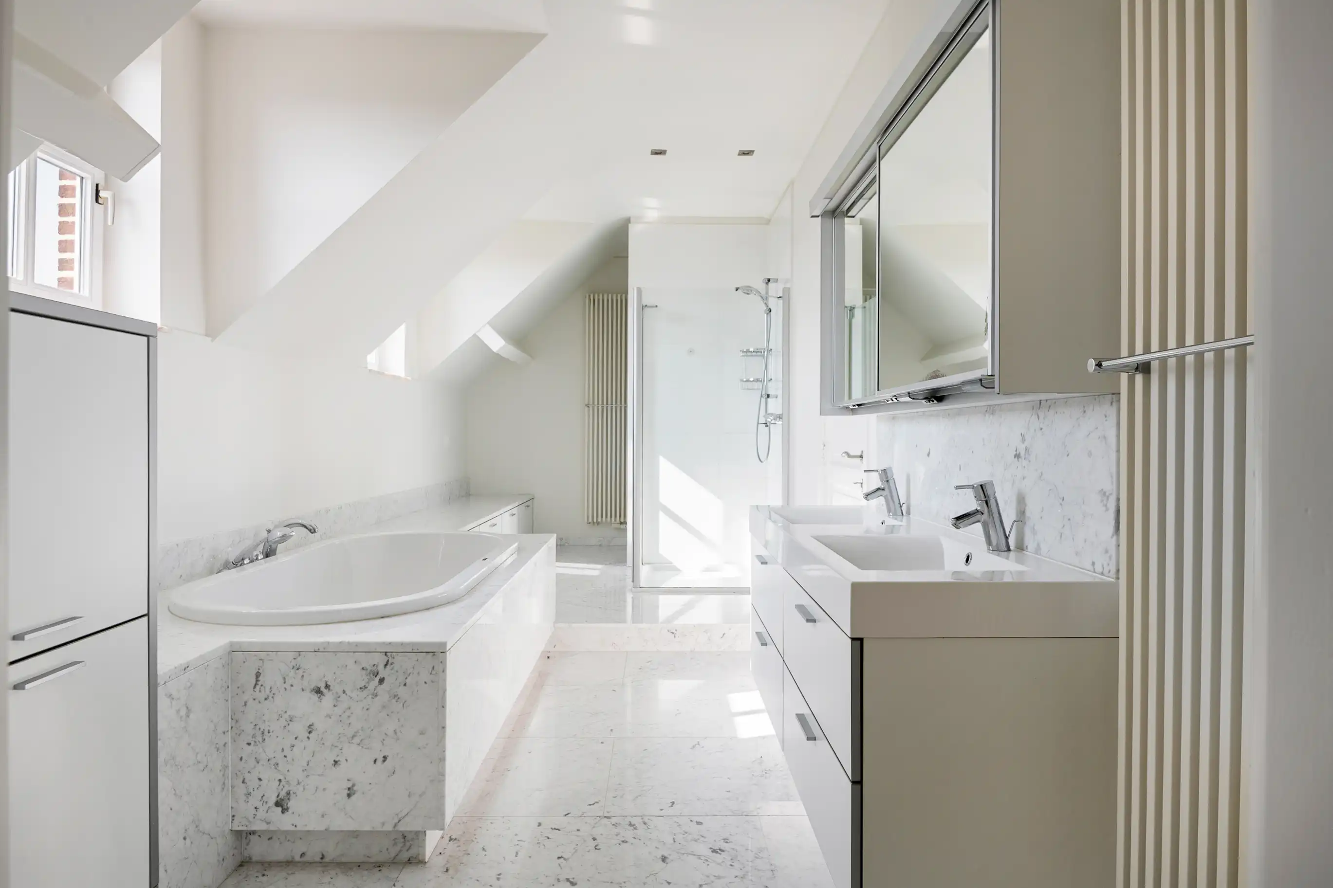 Tijdloze landbouwwoning met drie loodsen foto 12