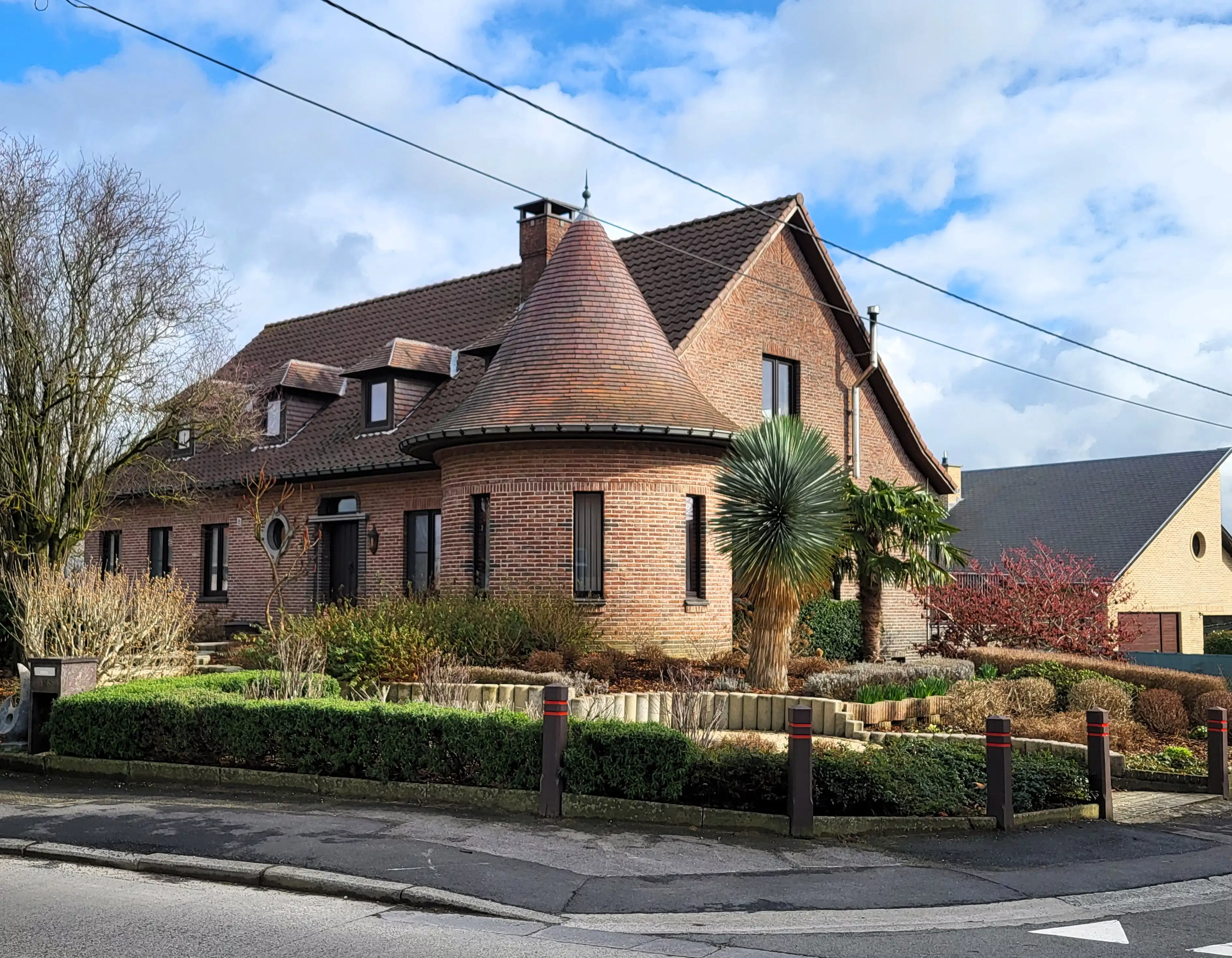 Dit uitzonderlijk ruim en energiezuinig landhuis op 4.149 m² combineert comfort, volume en een instapklare afwerking met tal van mogelijkheden. Topper! foto {{pictureIndex}}